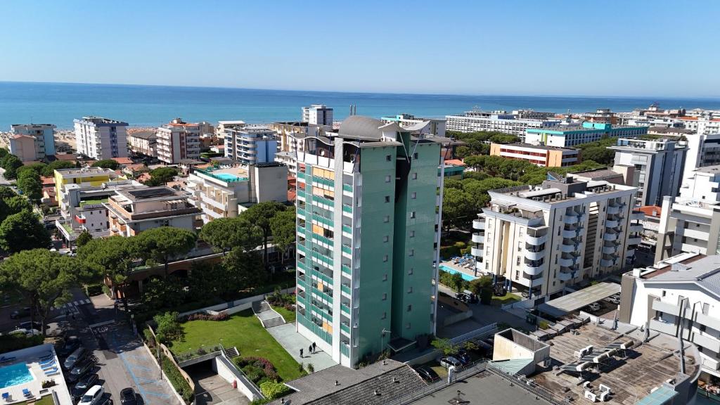 einen Blick über eine Stadt mit Gebäuden und das Meer in der Unterkunft Appartamenti Torre Del Sole in Bibione