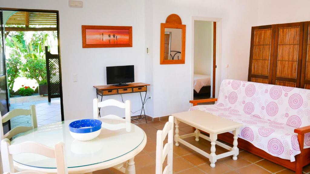 a living room with a table and a couch at Apartamentos Hacienda Sajorami in Zahora