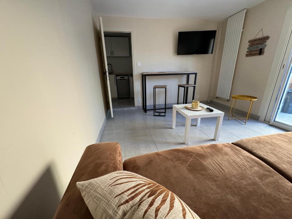 ペロルにあるNouveau Appartement PEROLS rénové en 2024のソファとテーブルのあるリビングルーム