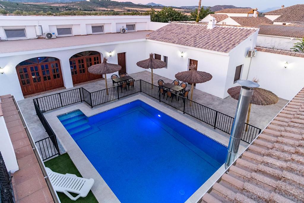 - Vistas a la piscina de una casa en Casa Rural "compartida" La Loma Granero en Granada