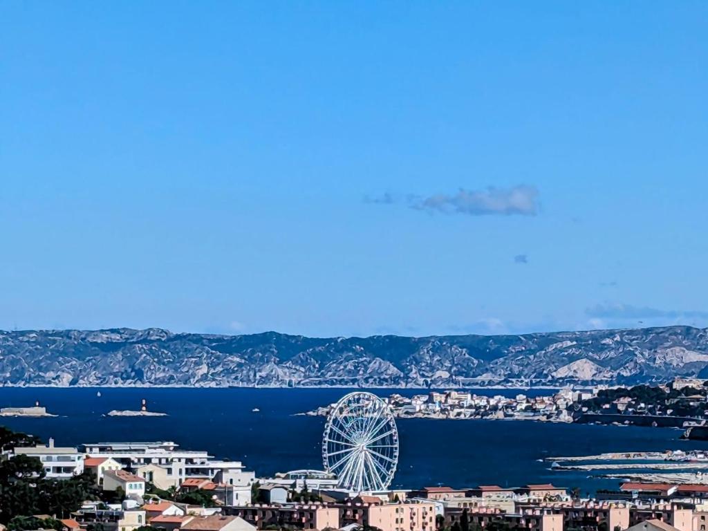 une vue d'une ville et d'une grande roue dans l'établissement Mer et Pinède Marseille Calanques, à Marseille