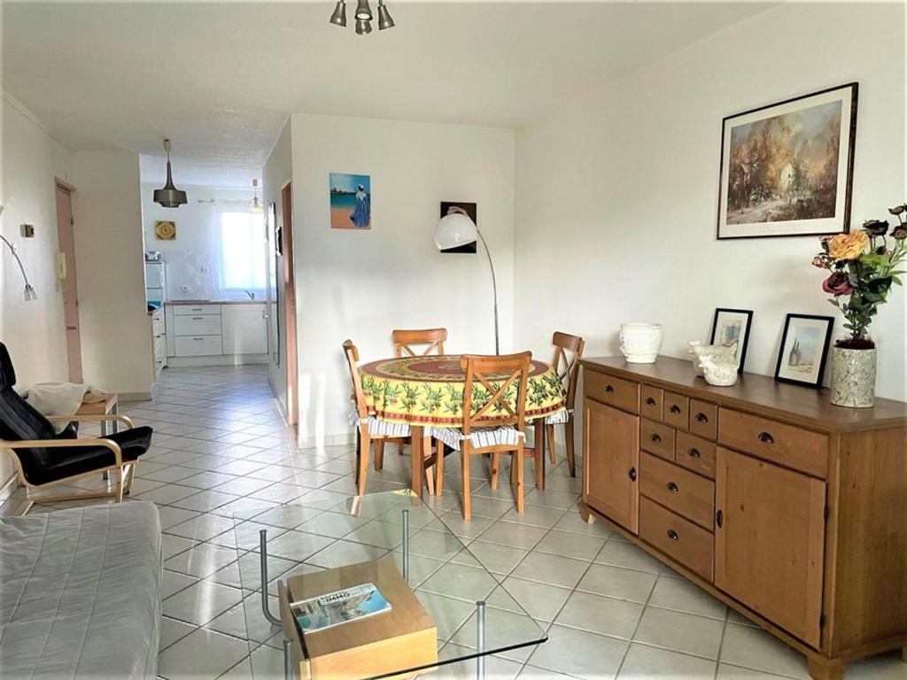 un salon avec une table et des chaises de salle à manger dans l'établissement Appartement Central 4 Pers. La Grande-Motte, Proche Plage, Double Garage - FR-1-790-17, à La Grande Motte