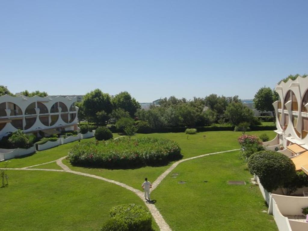 un homme debout au milieu d'un parc dans l'établissement Appartement Familial 2 Ch. à 50m de la Plage avec Parking, La Grande Motte - FR-1-790-18, à La Grande Motte