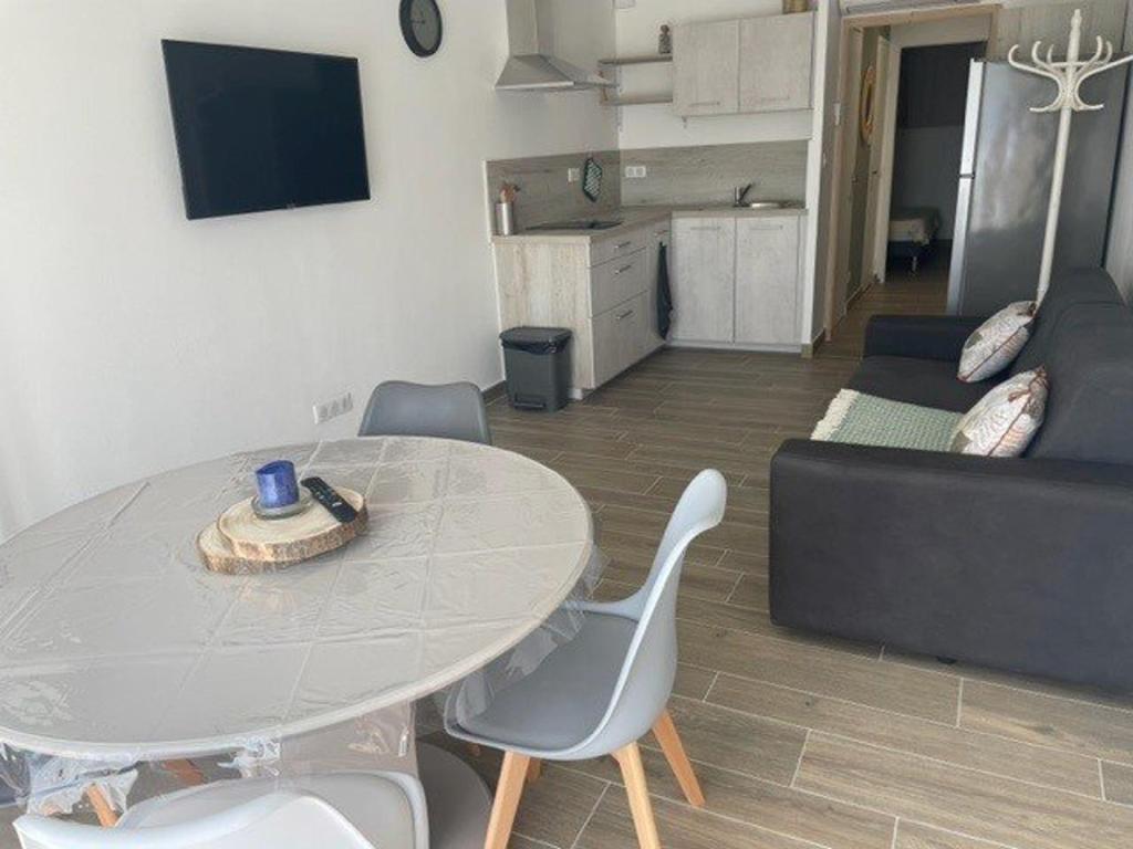 un salon avec une table et un canapé dans l'établissement Appartement rénové à 50m de la plage, climatisé, Parking, 4 couchages, La Grande-Motte - FR-1-790-13, à La Grande Motte