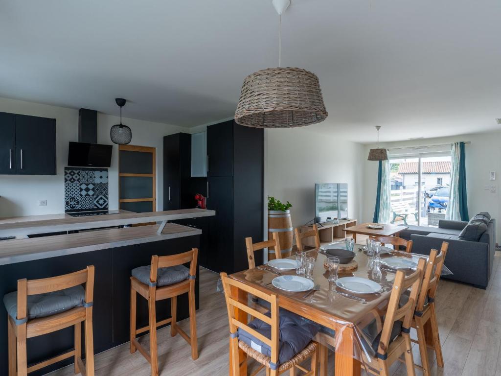 une cuisine et une salle à manger avec une table et des chaises dans l'établissement Maison climatisée à Parentis-en-Born, proche centre et lac, 6 pers, ménage inclus - FR-1-319-560, à Parentis-en-Born