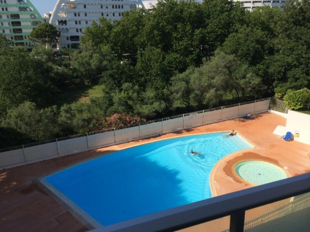 une grande piscine au sommet d'un immeuble dans l'établissement Appartement Climatisé à La Grande Motte - 2 Pièces Cabine, Piscine, Parking Privé - FR-1-790-26, à La Grande Motte