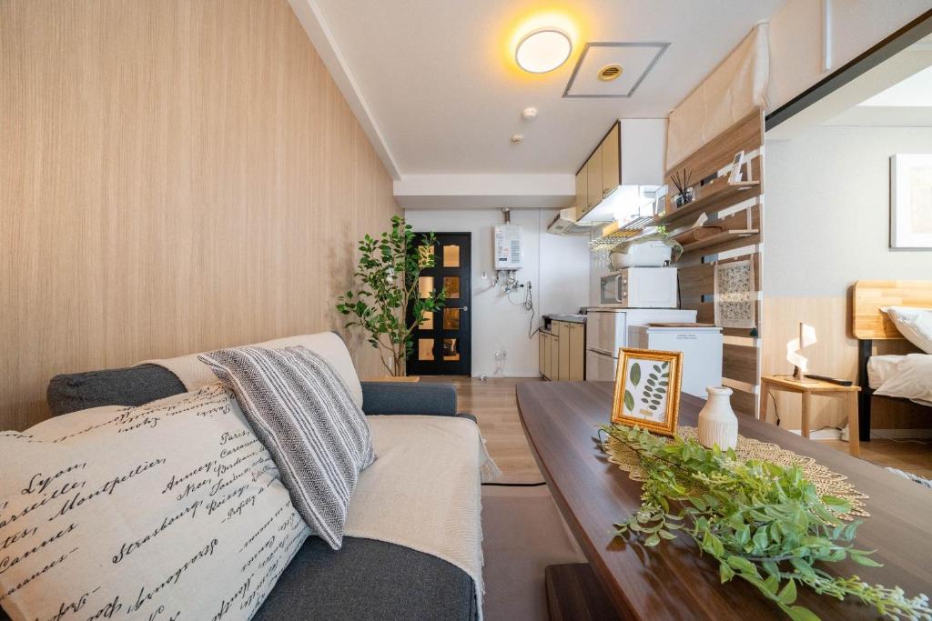 un soggiorno con un divano e un tavolo di South 1014 a Sapporo