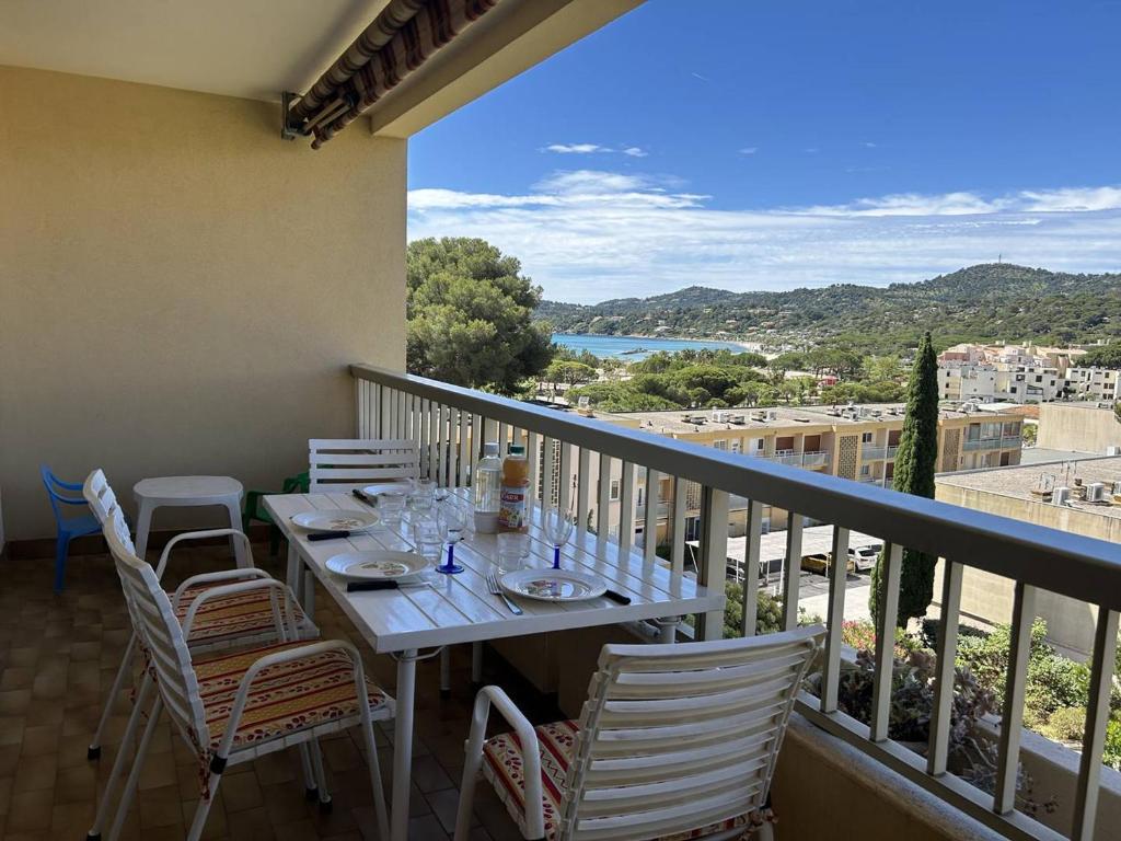 une table et des chaises sur un balcon avec vue dans l'établissement Appartement 2 pièces climatisé proche plage à Bormes-les-Mimosas - FR-1-251-834, à Bormes-les-Mimosas