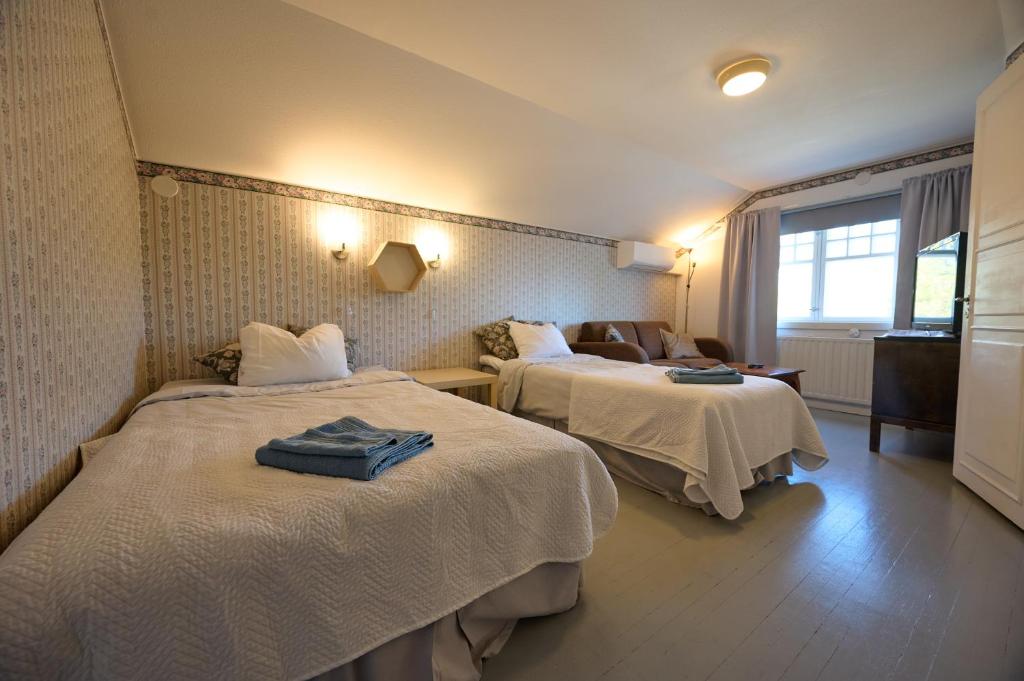 Liekorannan Majatalo- kodinomaista majoitusta rautatieasemaa vastapäätä - Quadruple Room With Bathroom