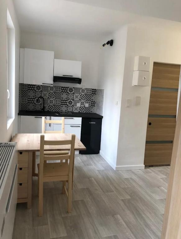 une cuisine avec une table et une salle à manger dans l'établissement Intra-Muros Studio Proche Teinturiers, à Avignon
