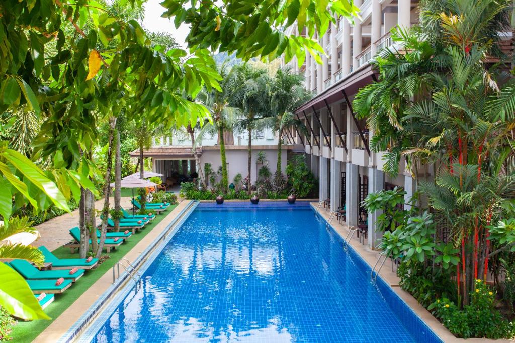 Bazén v ubytování Thanthip Beach Resort Patong nebo v jeho okolí