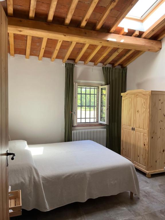 a bedroom with a white bed and a window at Camera matrimoniale Il Picchio Verde in Spianate