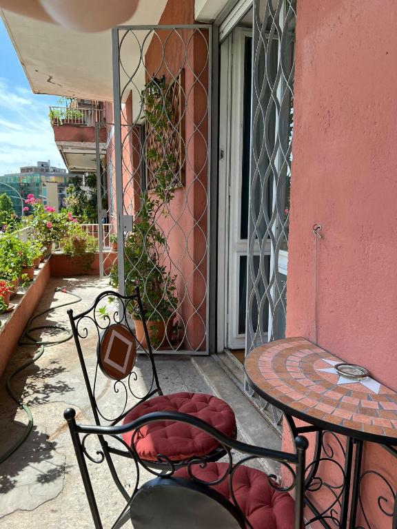 balkon ze stołem, krzesłem i stołem w obiekcie Stanza Portuense w Rzymie