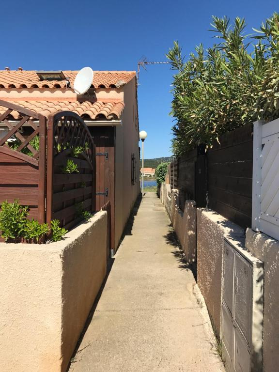 een stoep voor een huis met een hek bij Hameaux de la plage in Gruissan