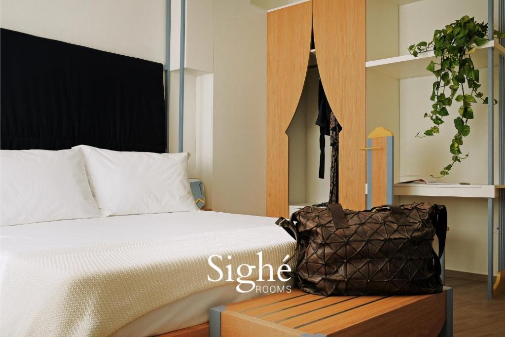 Posteľ alebo postele v izbe v ubytovaní Sighé Boutique Rooms - Stanze vicine all'Ospedale Panico - Soggiorno Elegante a pochi minuti di auto da Castro, Tricase Porto e Marina Serra