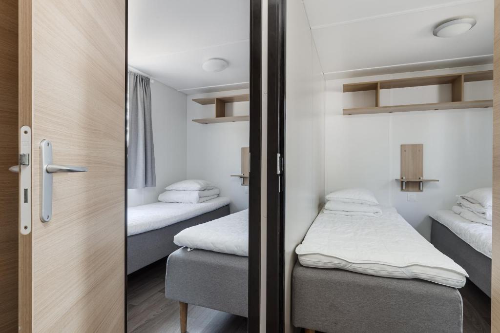 Postel nebo postele na pokoji v ubytování Furuvik Havshotell