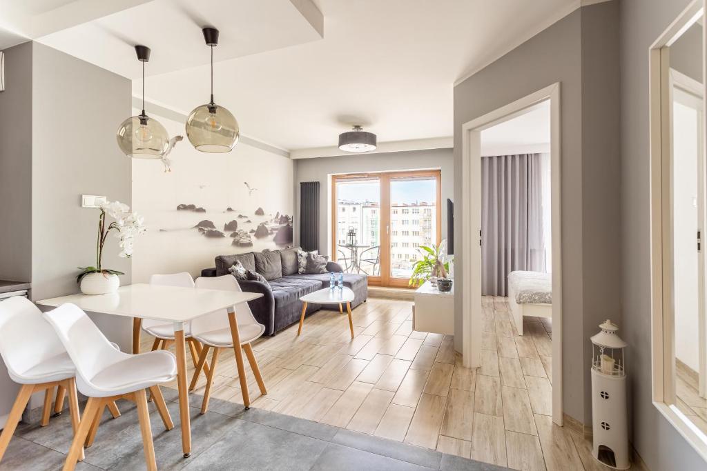 un salon avec un canapé et une table dans l'établissement Apartament Batorego 7 z parkingiem, à Gdynia