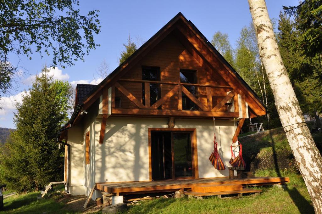 una cabaña en el bosque con una bandera americana en Cataleya Rajcza en Rajcza