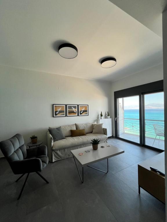 a living room with a couch and a table at Christellie Luxury Apartment in Kiáton