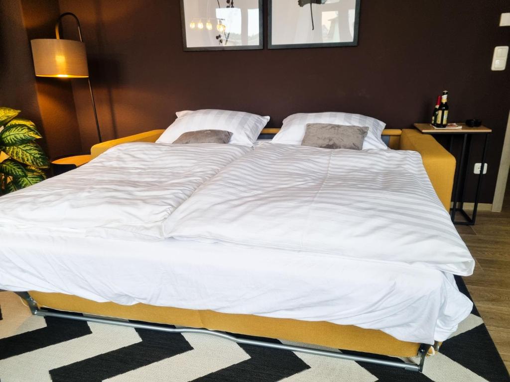 Voodi või voodid majutusasutuse maremar - Design Maisonette Altstadt - 4 Pers - 57qm - Luxus Boxspringbett - Küche - Arbeitsplatz - privater Parkplatz toas