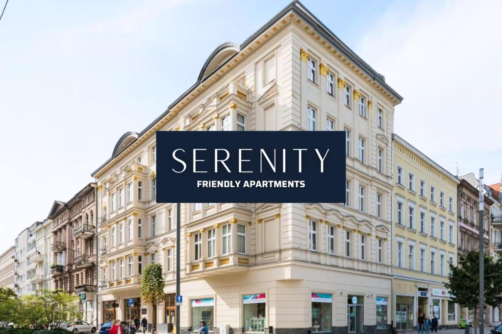 um edifício com um sinal que diz que os participantes do patriarcado em SERENITY Residence - Old Town Poznan by Friendly Apartments em Poznań