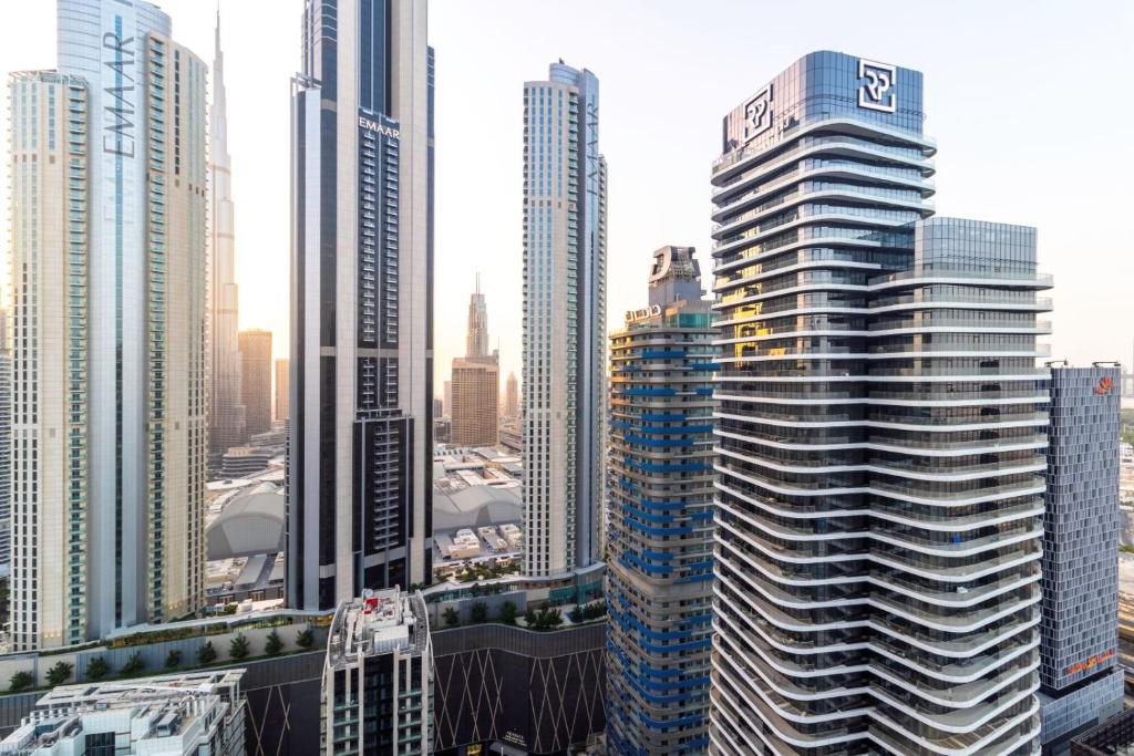 um grupo de edifícios altos em uma cidade em DAMAC Upper Crest in Downtown em Dubai