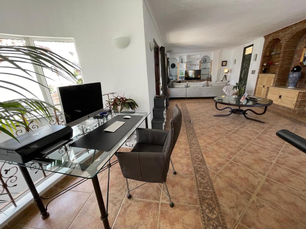 Televízia a/alebo spoločenská miestnosť v ubytovaní Villa a 100 metros de la playa