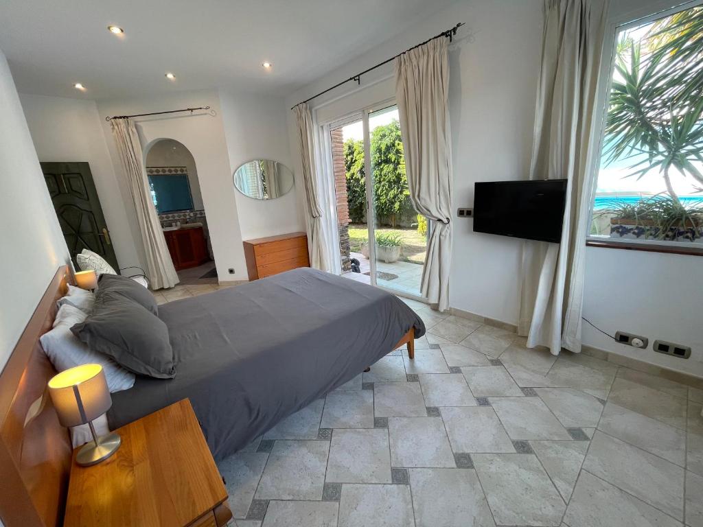 Televízia a/alebo spoločenská miestnosť v ubytovaní Villa a 100 metros de la playa