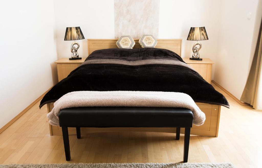 Posteľ alebo postele v izbe v ubytovaní Feng Shui Wellness Apartmanház Hévíz