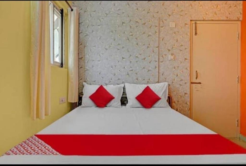 Postel nebo postele na pokoji v ubytování OYO Flagship Hotel Diamond Palace