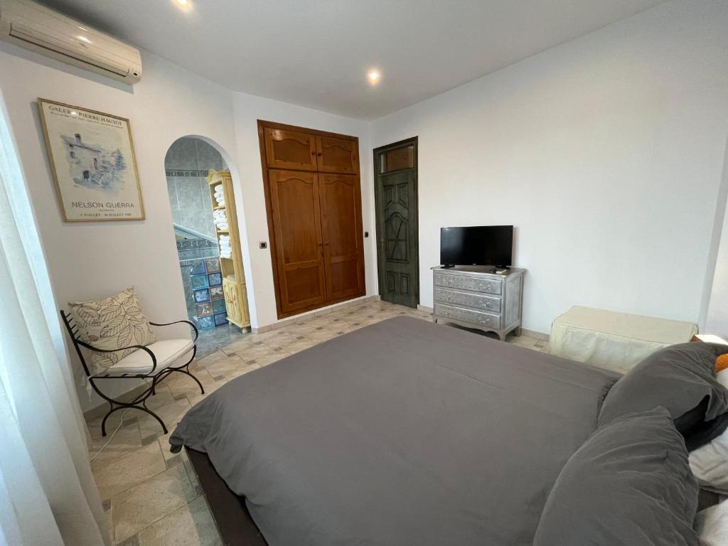 Televízia a/alebo spoločenská miestnosť v ubytovaní Villa a 100 metros de la playa