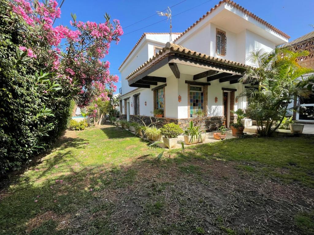 Vonkajšia záhrada v ubytovaní Villa a 100 metros de la playa