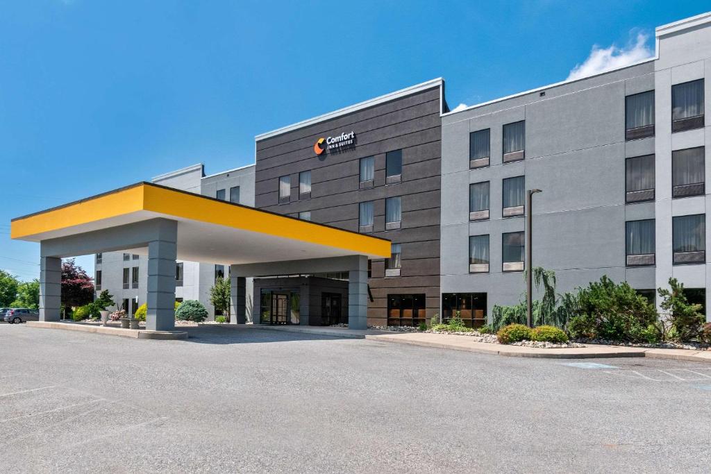 un edificio de oficinas con un edificio amarillo y gris en Comfort Inn & Suites, en York