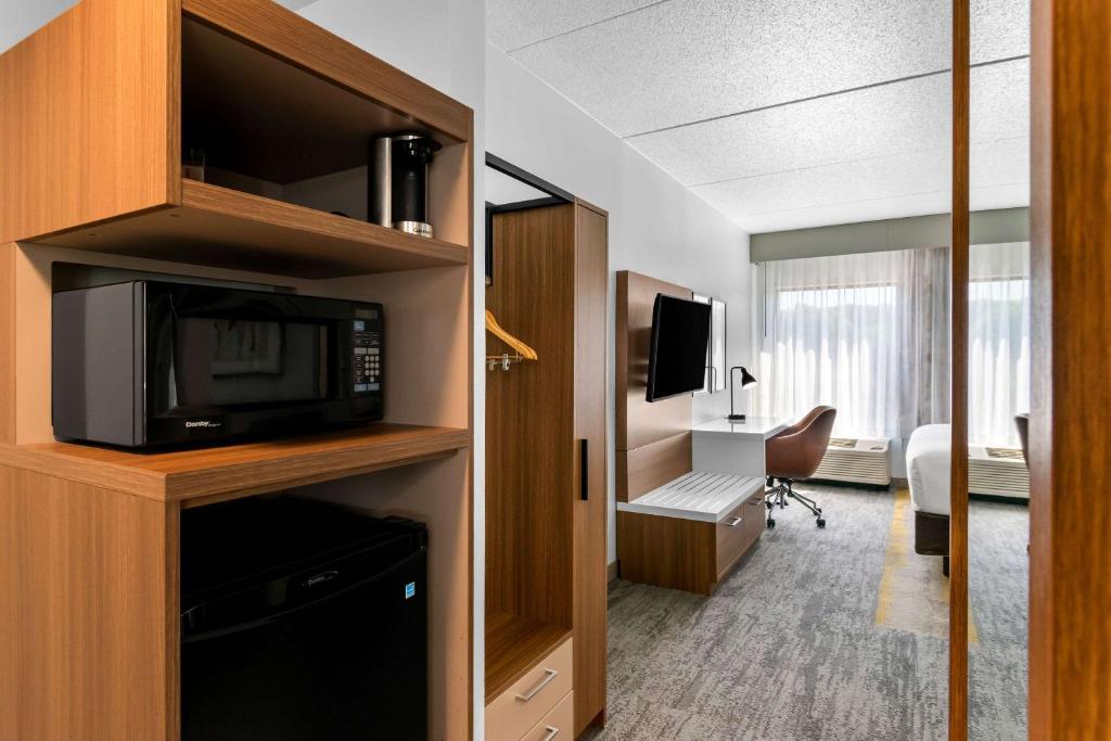 Comfort Inn & Suites York North photo