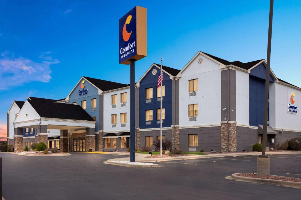un hotel con un cartello in un parcheggio di Comfort Inn & Suites Kenosha-Pleasant Prairie a Kenosha