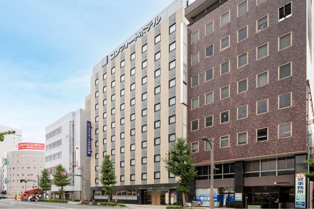 um grande edifício numa rua numa cidade em Comfort Hotel Hamamatsu em Hamamatsu