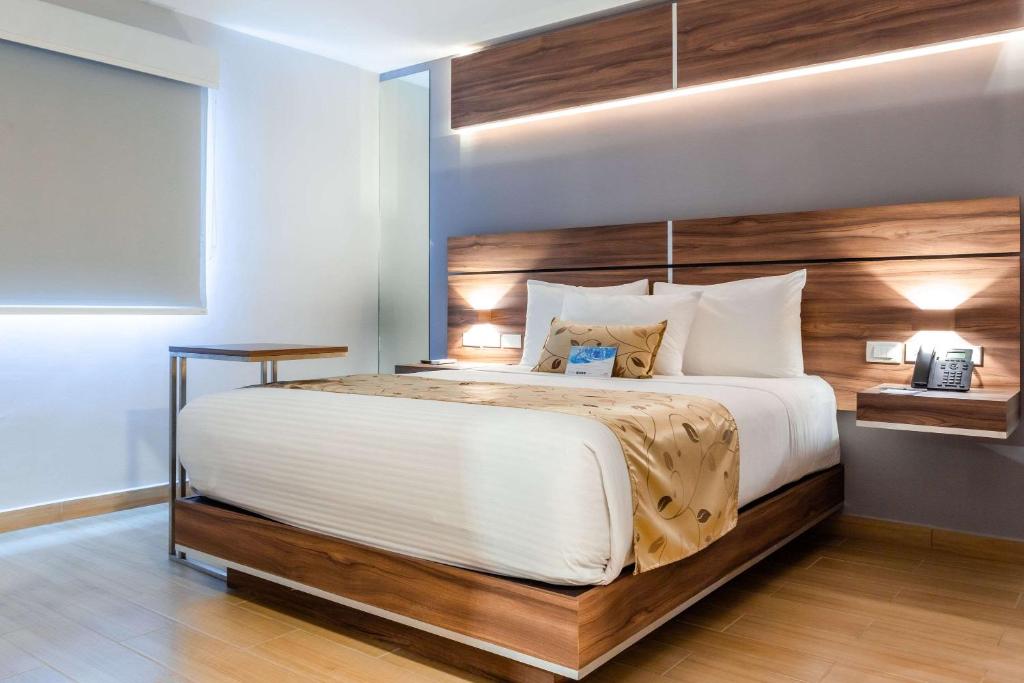 Postel nebo postele na pokoji v ubytování Sleep Inn Tijuana