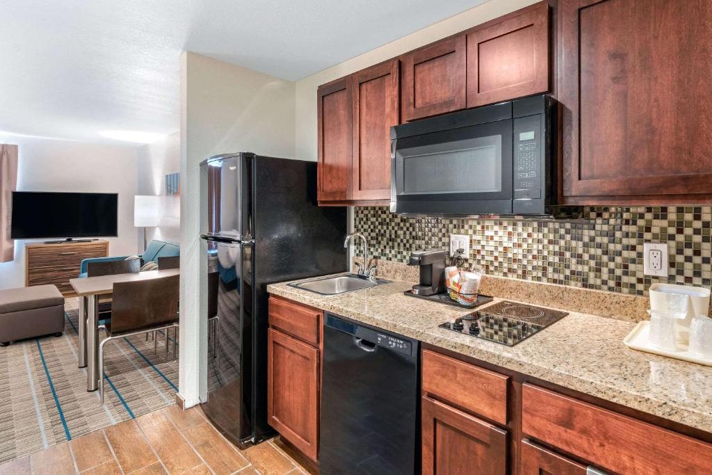 丹佛的住宿－MainStay Suites Denver International Airport，厨房配有冰箱和水槽