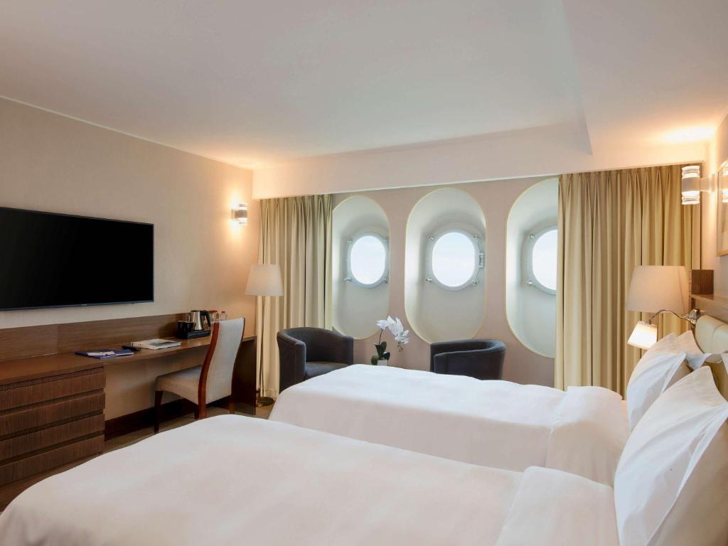Postel nebo postele na pokoji v ubytování Queen Elizabeth 2 Hotel