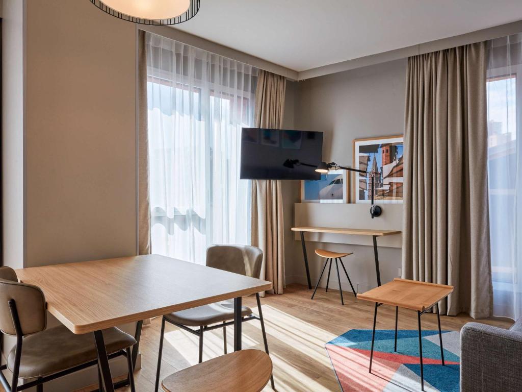 Aparthotel Adagio Original Toulouse Centre La Graveにあるテレビまたはエンターテインメントセンター