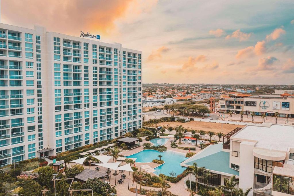 - une vue aérienne sur un complexe avec une piscine et des bâtiments dans l'établissement Radisson Blu Aruba, à Palm-Eagle Beach