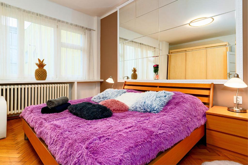 una camera da letto con un piumone viola su un letto di Kingdom of Skylight a Praga