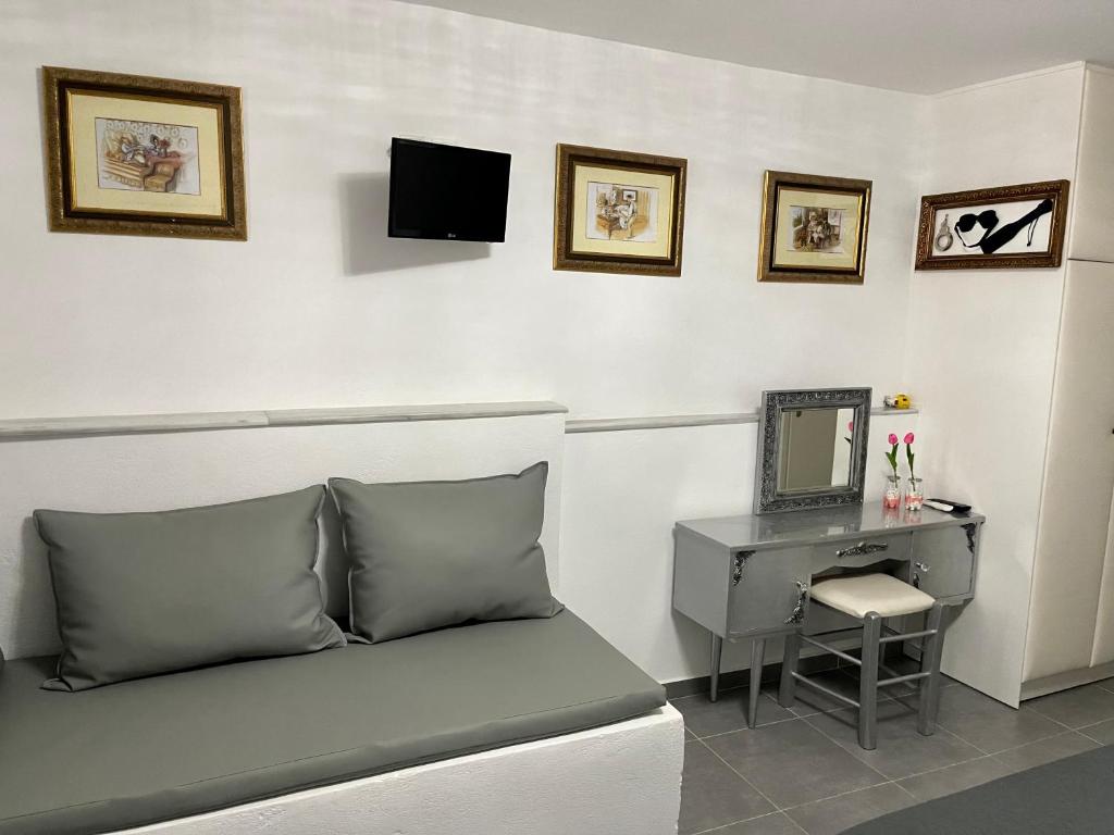 Televízia a/alebo spoločenská miestnosť v ubytovaní Mykonos Secret Spot