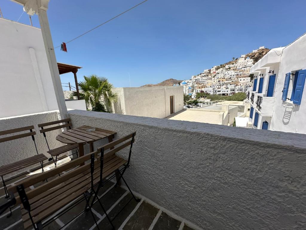 ławka siedząca na boku budynku w obiekcie Aphrodite Hotel & Apartments w mieście Ios (Chora)