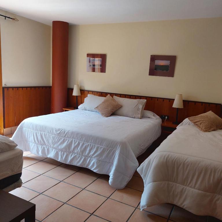 Hostal Tastavins - Chambre Quadruple Avec Salle De Bains Privative