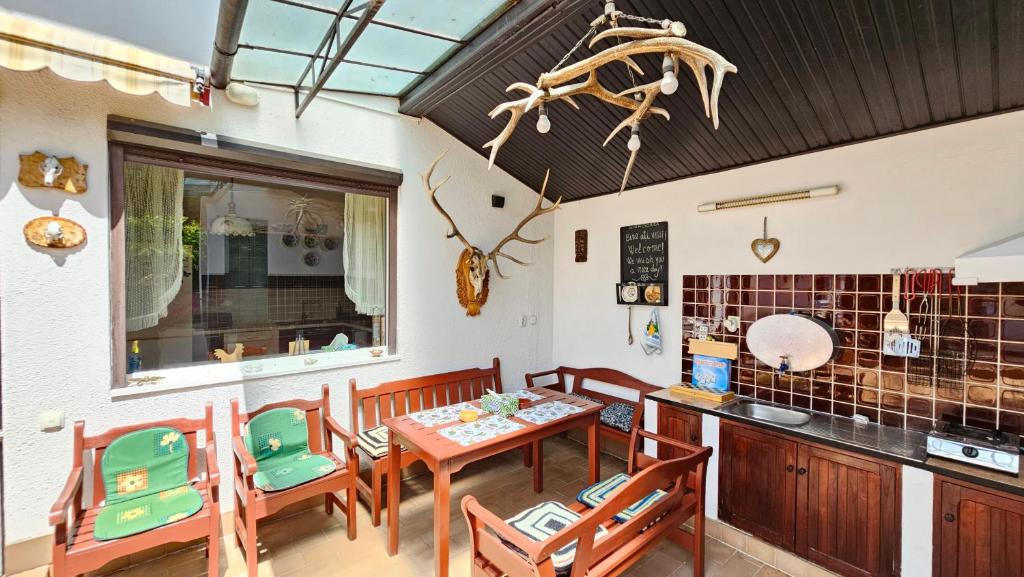 Kuchyň nebo kuchyňský kout v ubytování Casa Vanatorului