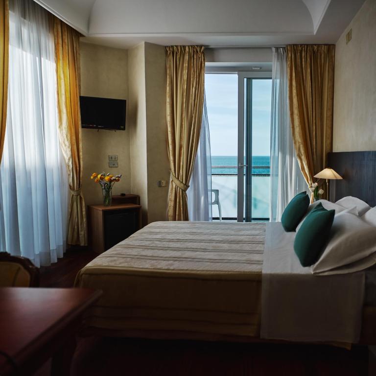 Postel nebo postele na pokoji v ubytování Hotel Negresco