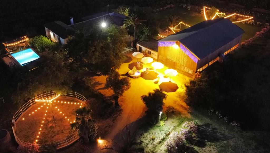 Una vista aérea de un edificio con luces por la noche. en Rancho Jardines de Marchenilla, en Alcalá de Guadaira