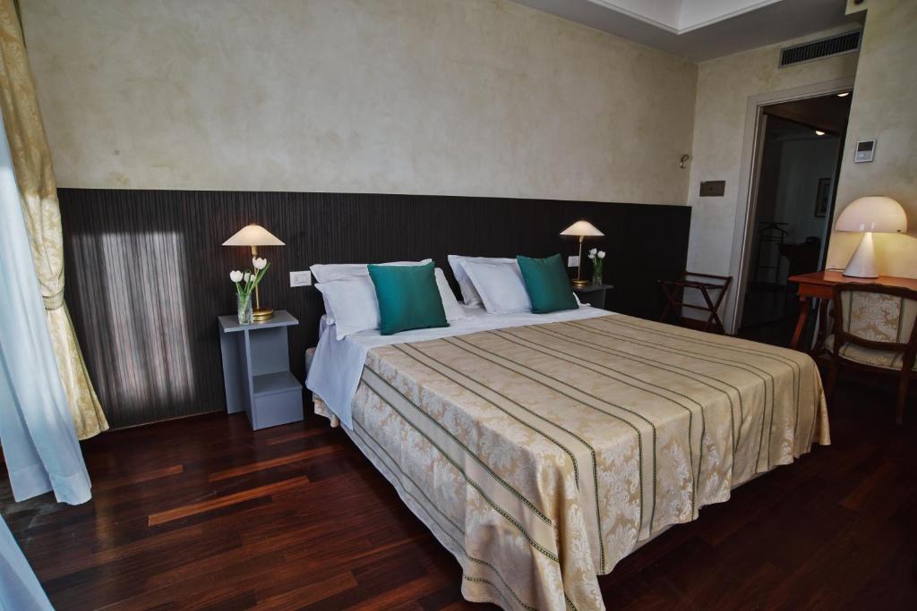 Postel nebo postele na pokoji v ubytování Hotel Negresco