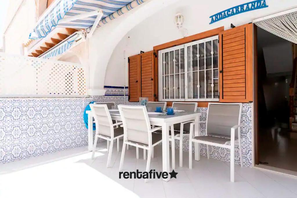 Una mesa y sillas blancas en una habitación. en rentafive - Bungaló - Terraza - Parking, en Santa Pola